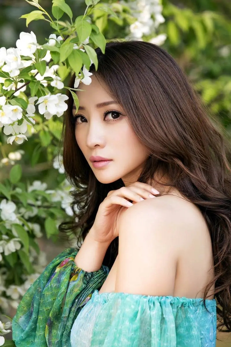 张柏芝·谢霆锋再婚了,一家五口去医院看望谢贤