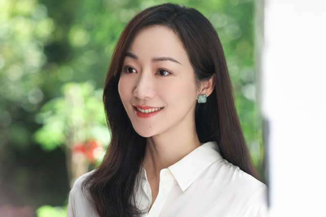47岁的李湘宣布退役,将离开娱乐圈回归家庭。网友流下羡慕的眼泪