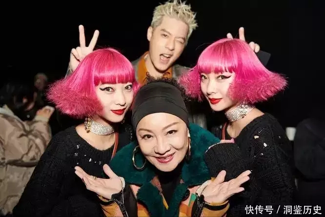 河南小学生一直戴头套上学,被同学嘲讽。摘下头罩后,所有人都沉默了