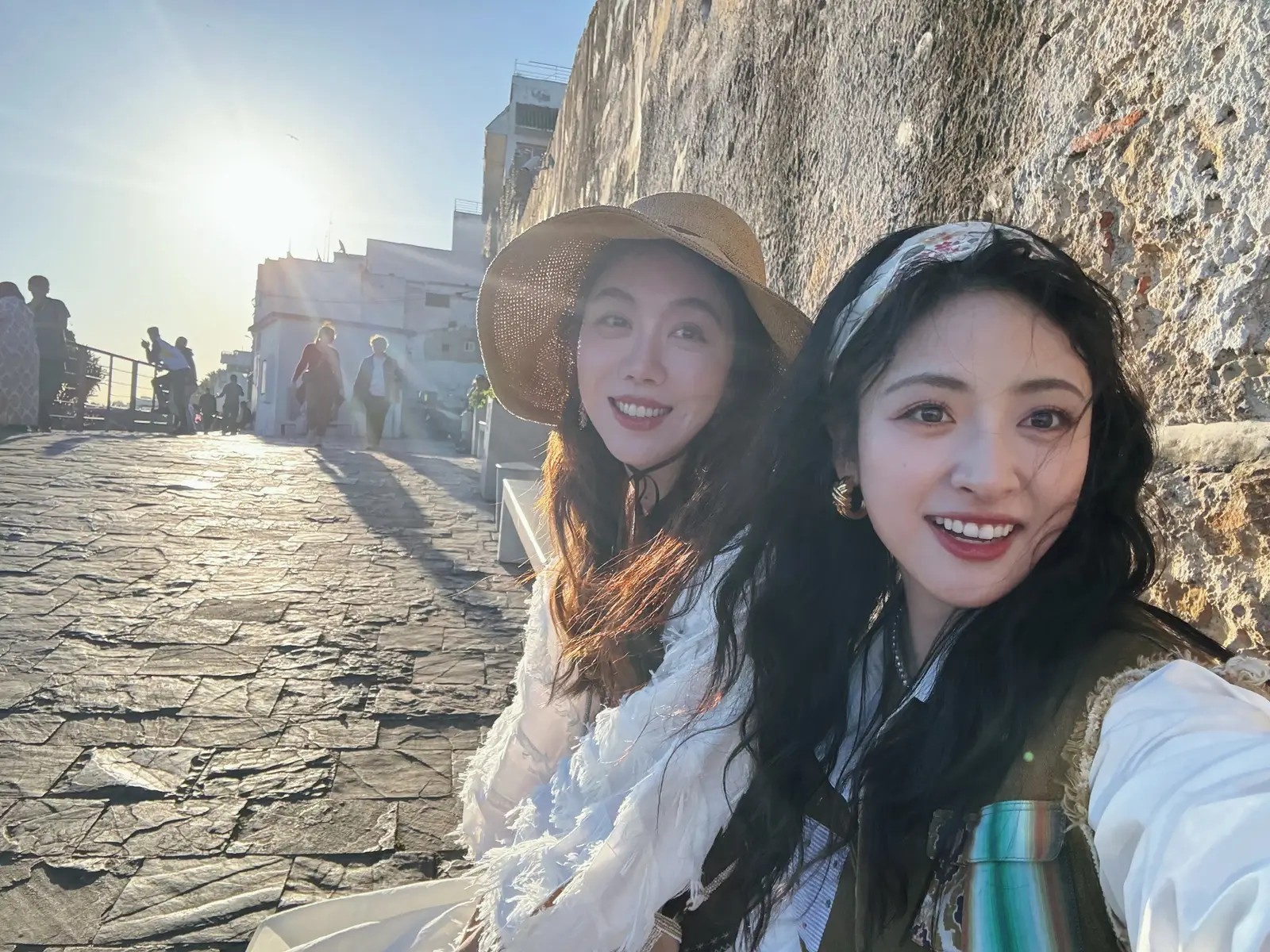汪峰回应与宁静牵手事件,深夜晒出女友森林北合照:我俩好着呢!