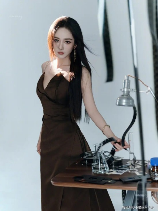 46岁郭京飞辽宁拜年被偶遇，穿两件羽绒服脸圆五斤，毫无明星架子，给所有男演员上了一课